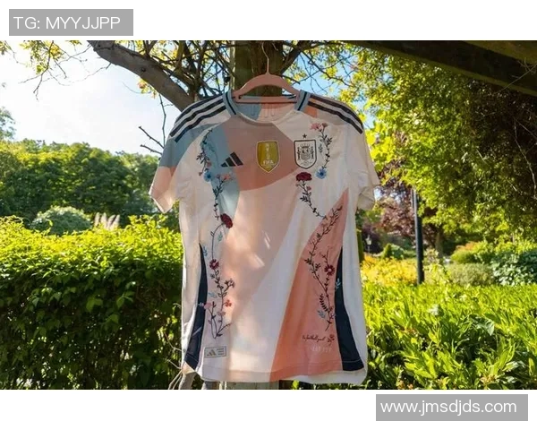 女足球明星球衣的魅力与影响力探讨：从时尚到运动的完美结合